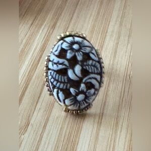 VOGUE Gold, Black & Cream Flower Molded Resin Adjustable Ring Size 7
